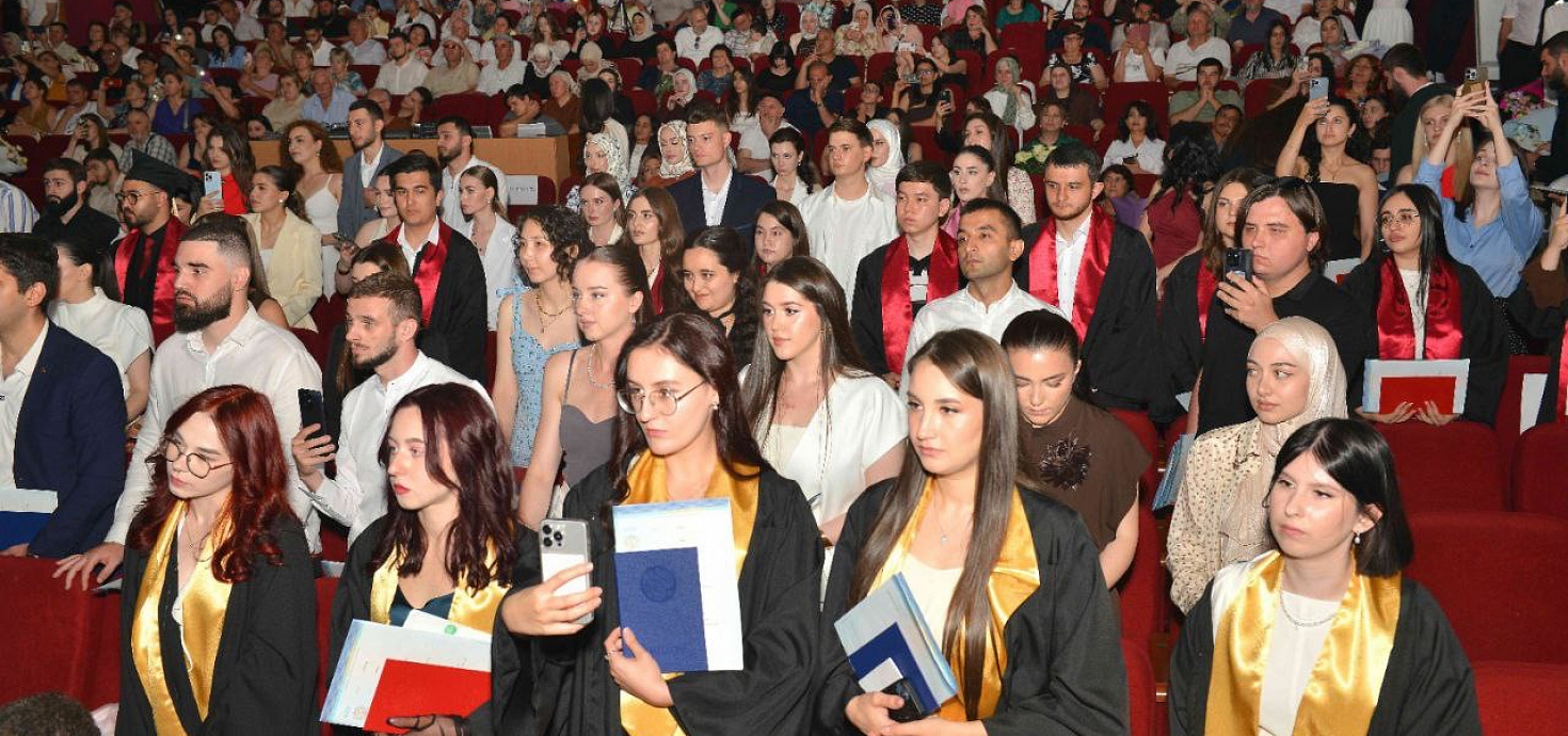 Диплом врача получили 135 выпускников ПМФИ специальностей "Лечебное дело"и "Стоматология"