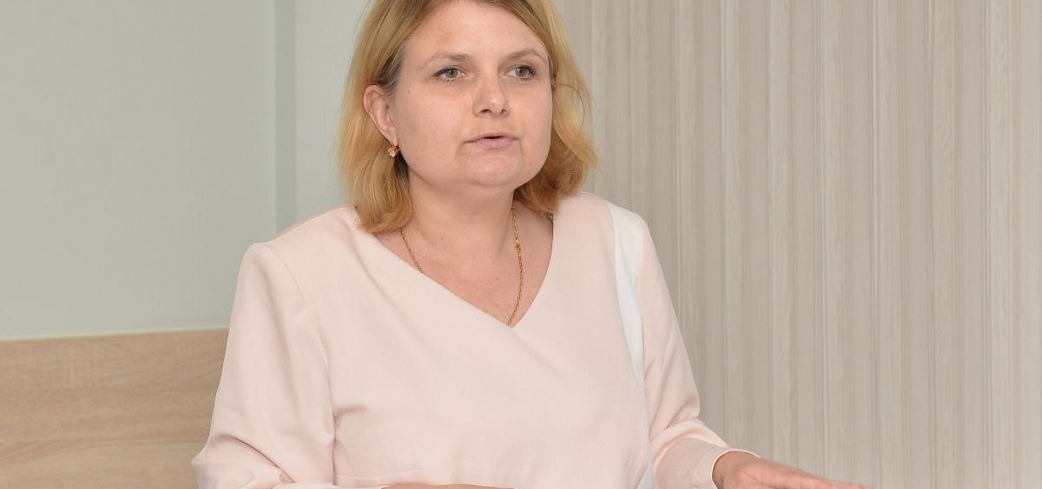 Исполняющий обязанности декана фармацевтического факультета Елена Хартюнова представила отчет о результатах деятельности факультета