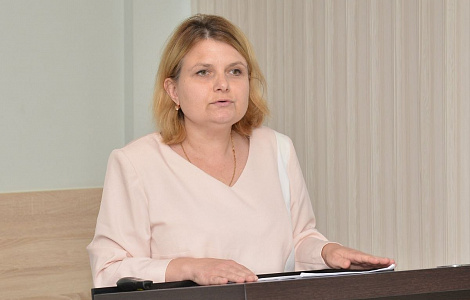 Исполняющий обязанности декана фармацевтического факультета Елена Хартюнова представила отчет о результатах деятельности факультета