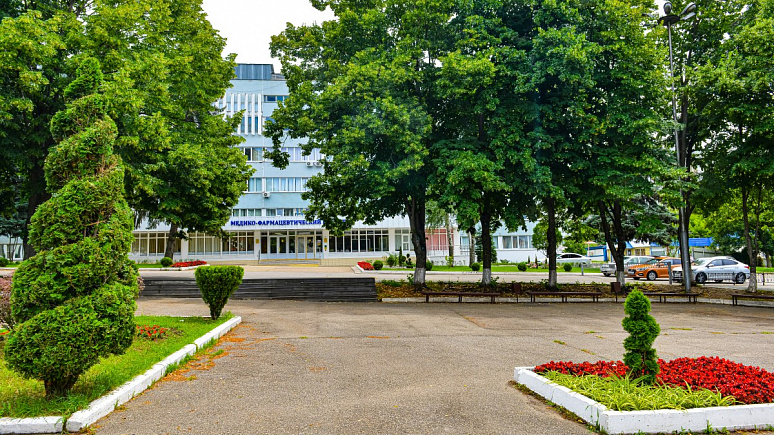 Поздравление директора ПМФИ - филиала ВолгГМУ Ольги Ахвердовой с Днем преподавателя высшей школы