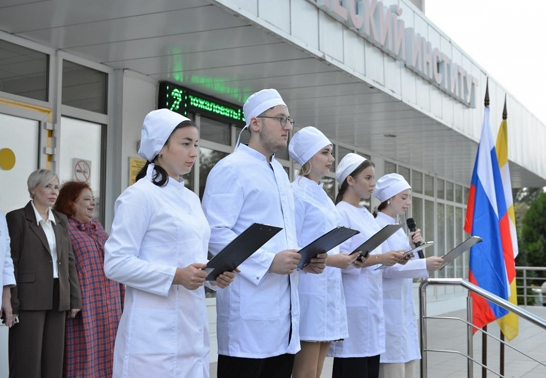 Белый халат — символ начала профессионального пути
